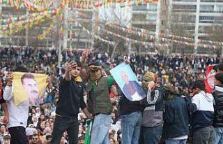 Diyarbakır’da yasaklı flama taşıyan ve kıyafet...