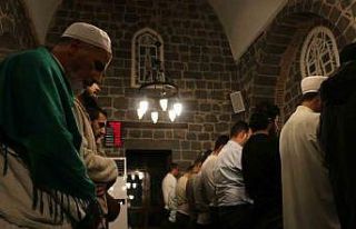 Diyarbakır’daki bu camide teravihte bir cüz okunuyor