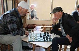 Diyarbakırlılar iftar vaktini satranç oynayarak...