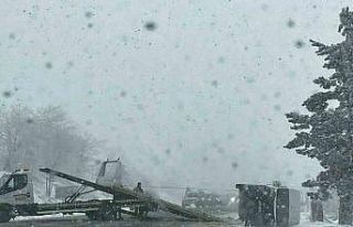 Domaniç-İnegöl kara yolunda ticari araç devrildi