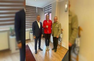 Dünya üçüncüsü boksörden iş insanı Özçelik’e...