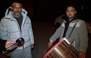 Edirne’de baba ile oğlu vatandaşları sahura davul...