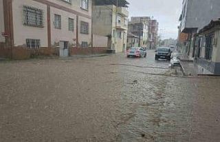 Edremit’te sağanak etkili oldu, cadde ve sokaklar...