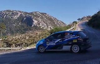Ege Rallisi Marmaris’i izleyen gençler, pilotlara...