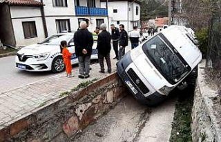 El frenini çekmeyi unuttu, öğrenci servisi kanala...