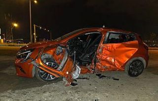 Elazığ’da hafif ticari araç ile otomobil çarpıştı:...