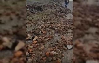 Elazığ’da heyelan nedeniyle yol ulaşıma kapandı