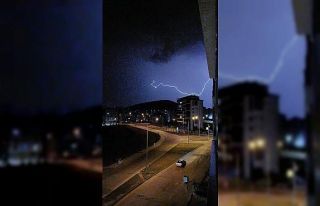 Elazığ’da şimşekler geceyi aydınlattı
