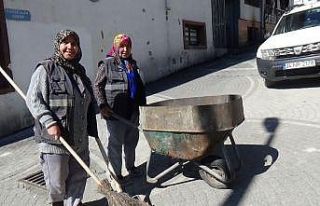Emekçi kadınlar ekmek paralarını çöpten çıkartıyor
