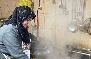 Emekli öğretmen elleri yana yana muhtaçlara gönüllü...