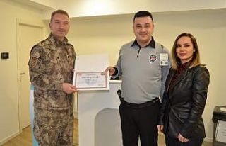 Emekli öğretmeni dolandırılmaktan kurtaran banka...