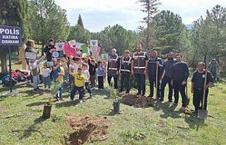 Emniyet personeli ve öğrenciler birlikte fidan dikti