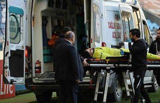 Ensesine darbe alan kaleci Vedat ambulansla hastaneye...