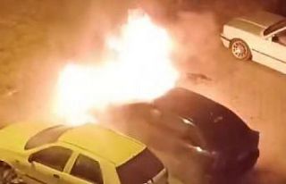 Erzincan’da park halindeki otomobil yandı