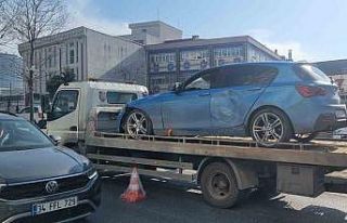 Esenyurt’ta refüje çarpan araç ters döndü:...