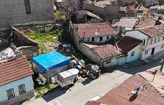 Evden çıkarılan yaşlı adam kurduğu çadırda...