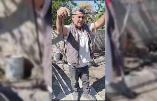 Eve giren yavru yılanı vatandaşlar yakaladı