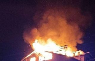 Evin çatısı alev alev yandı