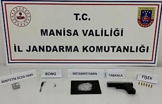 Evinde uyuşturucu maddelerle yakalandı