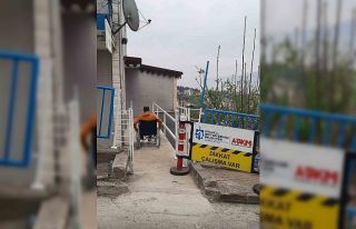Evine girip çıkmakta zorluk yaşayan engelli vatandaş...
