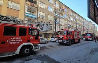 Evini yakan şahsı itfaiye kurtardı