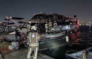 Fatih’te 2 teknede çıkan yangın paniğe neden...