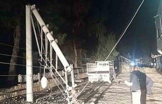 Fırtına ağaçları devirdi, elektrik direklerini...
