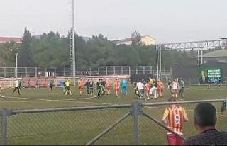 Futbol sahası savaş alanına döndü: Tekmeler havada...