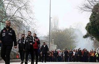 Galatasaray taraftarı, Dolmabahçe’ye geldi