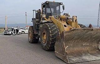 Gaziantep’te iş makinesi ile otomobil çarpıştı:...