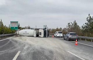 Gaziantep’te kontrolden çıkan beton mikseri devrildi:...