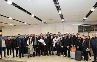 Gebze’nin voleybol takımı çiçeklerle karşılandı