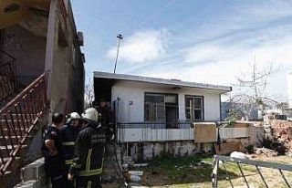 Gecekonduda çıkan yangın ekipleri alarma geçirdi