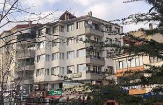 Gemlik’te şiddetli rüzgar terastaki sediri uçurdu