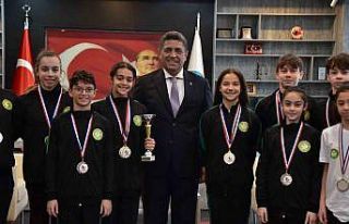 Genel Sekreter Deste şampiyonları ağırladı