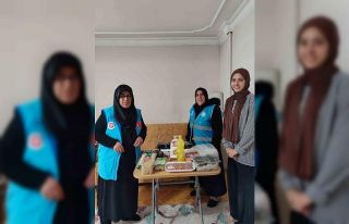 Gönüllü kadınlar öğrencilere yemek ikram ediyor