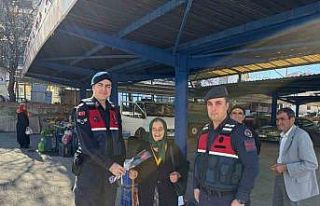 Gördes’te jandarma ekipleri şehit annelerini unutmadı