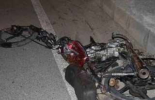 Hafif ticari araçla çarpışan motosiklet parçalandı:...