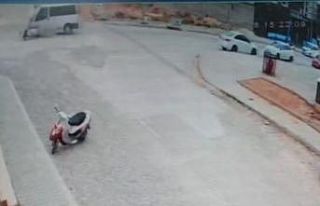 Hafif ticari araçla çarpışan motosikletli hayatını...