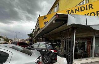 Hakimiyeti kaybeden sürücü araca çarptı, araç...