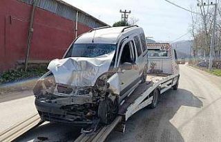 Halk otobüsü ile hafif ticari araç çarpıştı:...