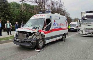 Hasta taşıyan ambulans kamyona çarptı: 2 yaralı
