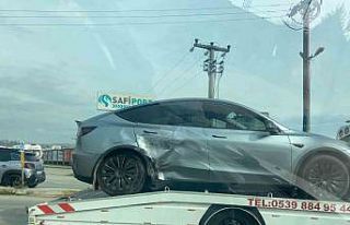 Hasta taşıyan ambulans kırmızı ışıkta kaza...