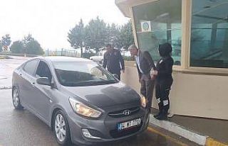 Havalimanında yolcu ve yakınları şeker ve kolonya...