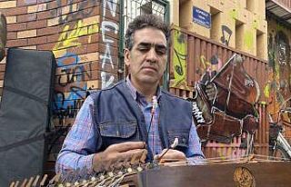 Herkes bayram tatilindeyken o sokak sanatına devam...