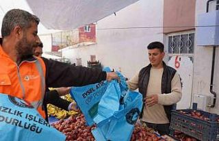 Hijyenik pazar ortamı için pazarcı esnafına çöp...