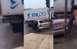 Hilvan’da otomobil tıra çarptı: 1 yaralı