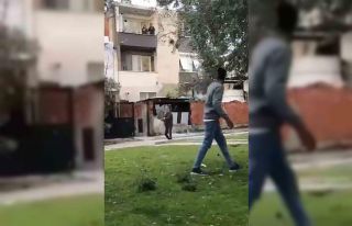Husumetli iki aile arasında sokak ortasında kavga:...