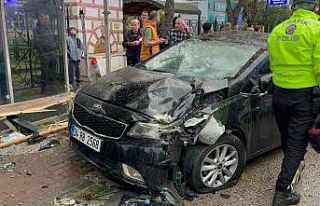 İftar saati otomobil otobüs durağına daldı: 2’si...