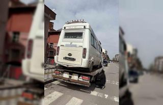 İkiz plaka ile trafikten men edilmiş araçla yolcu...